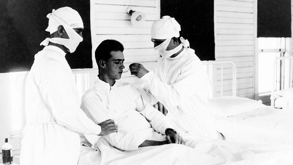 Los médicos tratan a un paciente con influenza en Nueva Orleans en 1918