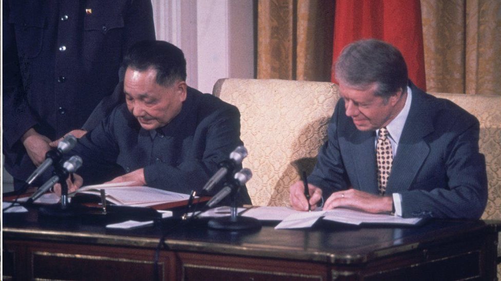鄧小平（左）與卡特簽署文件，中華人民共和國與美國正式建交