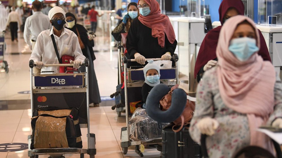 Граждане Индии ждут посадки на репатриационный рейс в международном аэропорту Дубая 7 мая 2020 года
