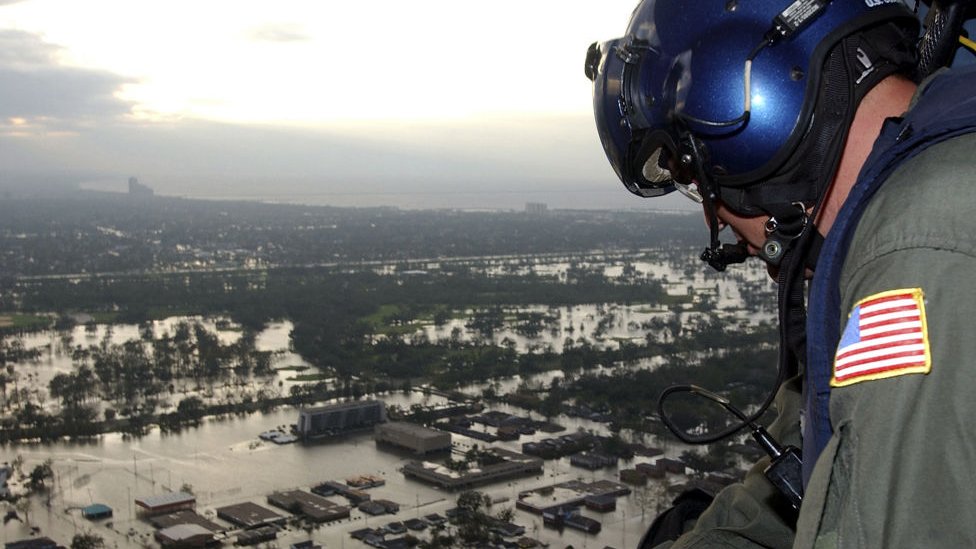 Rescatistas sobrevuelan Nueva Orleans después del impacto de Katrina.