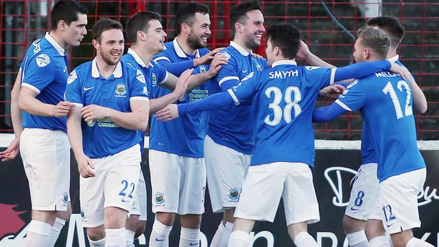 Linfield players celebrate victory over Glentoran