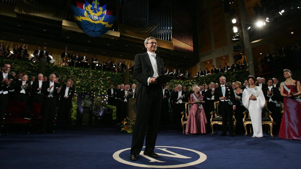 Pamuk recibe el Nobel en 2006