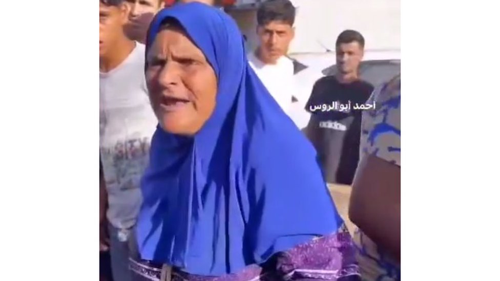 Perempuan ini tampil dalam video yang diunggah ke Telegram. Dia mengaku menemukan jenazah putranya di Jalan Salah al-Din.