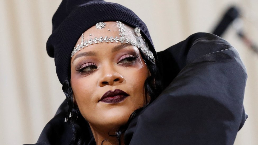 Rihanna: Super Bowl half-time show to mark singer's live return - BBC News