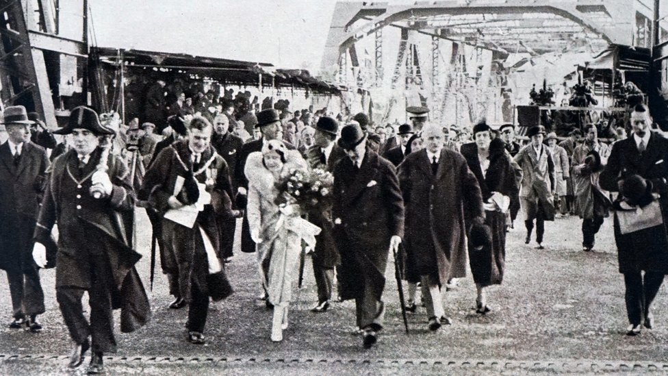 Ньюпортский мост открыли принц Альберт Фредерик, Артур Джордж и леди Элизабет