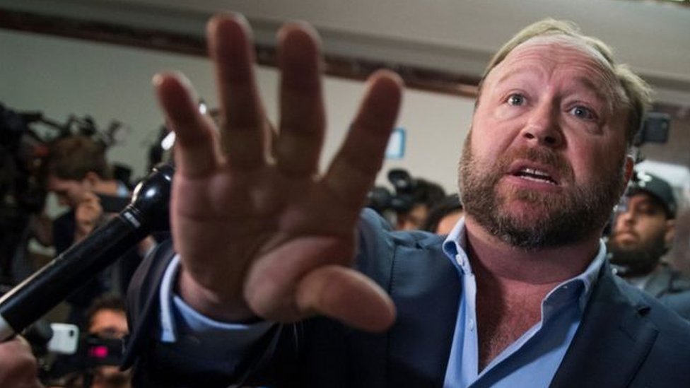 Facebook'un yasakladığı Alex Jones, daha önce Twitter'da da yasaklanmıştı