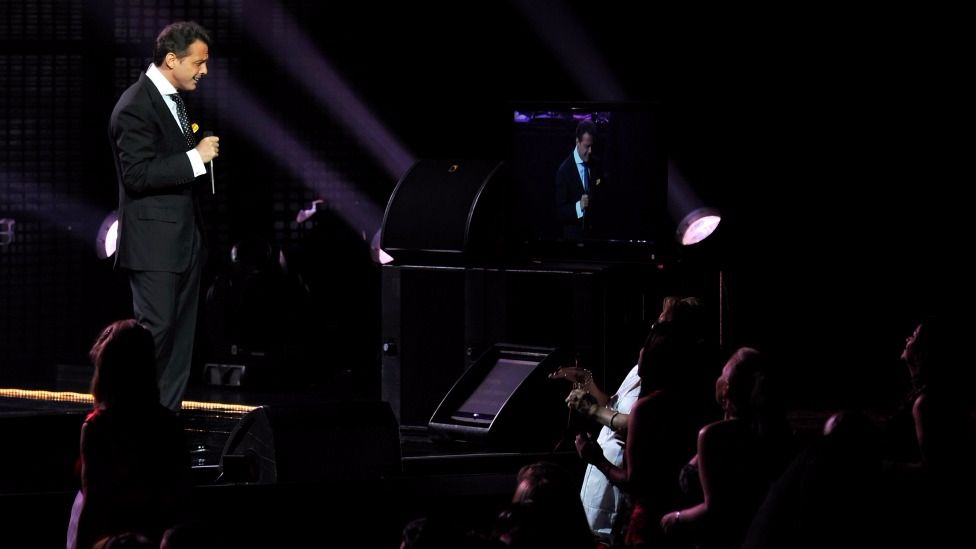 El cantante es uno de los más populares de América Latina. El cantante es uno de los más populares de América Latina.