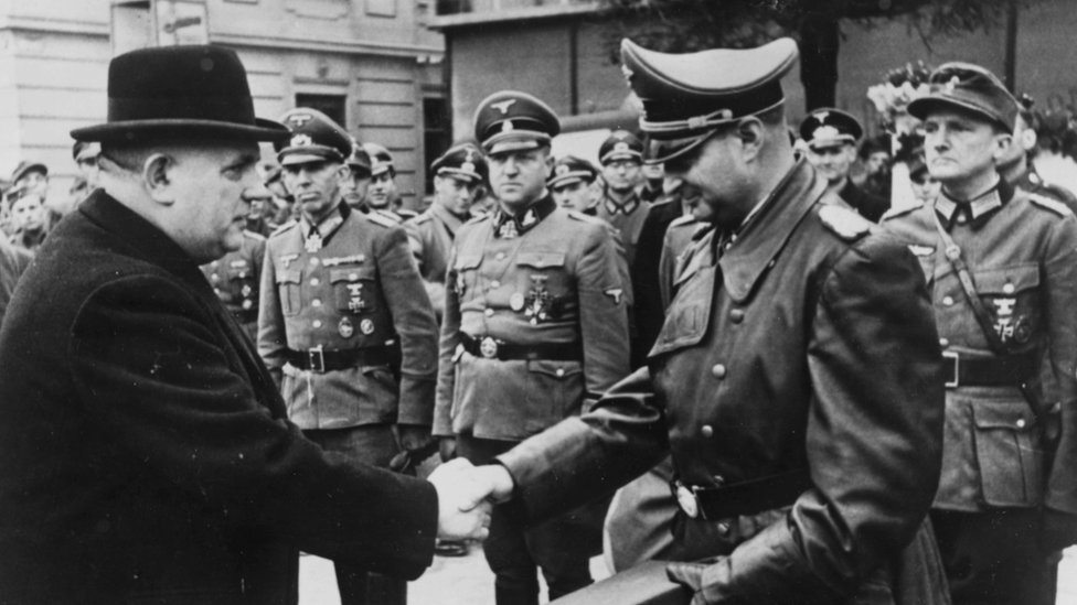 Президент Словакии Йозеф Тисо (слева) обменивается рукопожатием с эсэсовцем Германом Хёфле и вручает ему награду за помощь в борьбе с большевизмом, Германия, 8 ноября 1944 года.