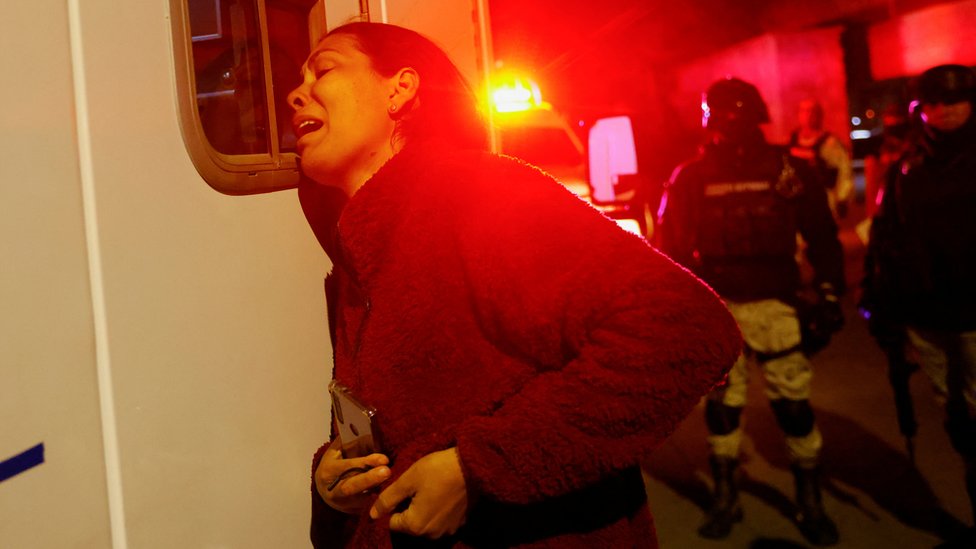 Una migrante venezolana llora recostada en una ambulancia cerca del centro para migrantes de Ciudad Juárez.