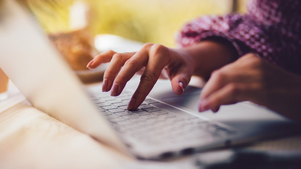mujer usando laptop