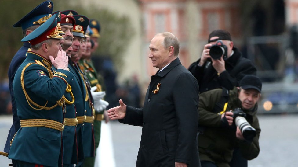 الرئيس الروسي فلاديمير وعدد من قادة القوات المسلحة الروسية
