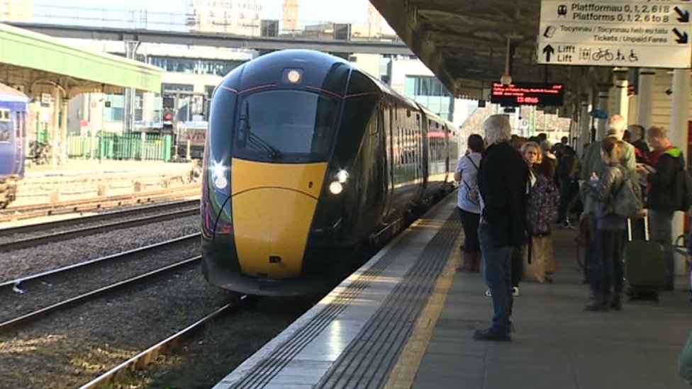 Поезд прибывает в Cardiff Central