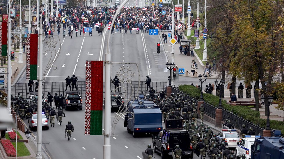Белорусская полиция перекрыла дорогу протестующим во время митинга против президента Лукашенко в Минске, Беларусь, 25 октября 2020 года