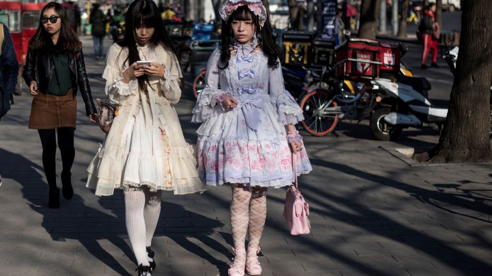 北京街頭兩個身著cosplay服裝的女孩