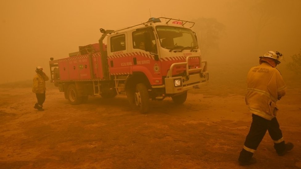 Пожарные защищают собственность от лесных пожаров недалеко от города Бумбалонга к югу от Канберры