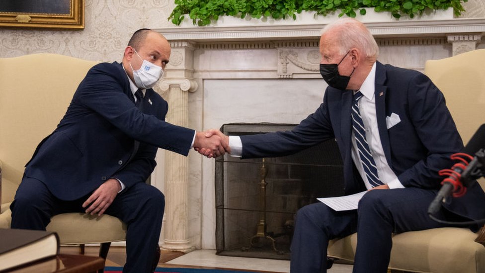 El primer ministro israelí Naftalí Bennett da la mano al presidente de EE.UU. Joe Biden