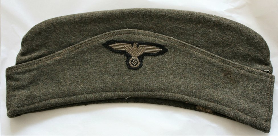 Ravensbrück'te kadın gardiyanların giydiği şapka.
