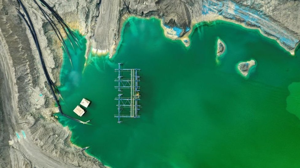 Vista aérea de una presa de relaves - terraplén utilizado para almacenar subproductos de operaciones mineras, en este caso de extracción de cobr e- de la empresa Minera Valle Central (MVC), en Rancagua, Chile.