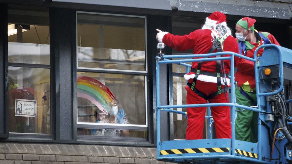 Санта на сборщике вишен в детской больнице Лидса