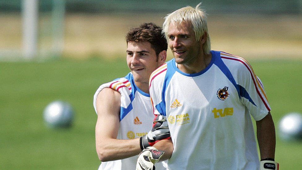 Cañizares terminó cediendo el puesto a Casillas en 2002. Casillas con Cañizares en un entrenamiento
