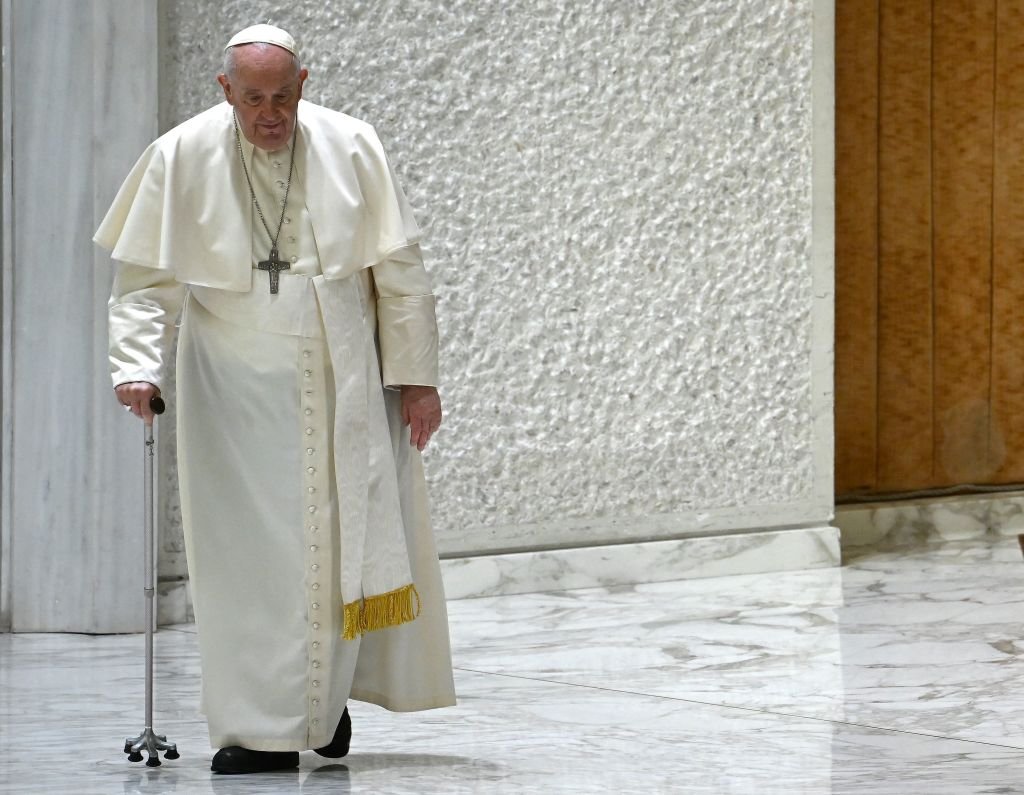 El papa Francisco camina con un bastón, 28 de diciembre 2022