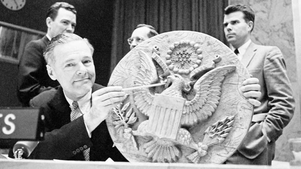 Представитель Соединенных Штатов при Организации Объединенных Наций Генри Кэбот Лодж указывает на место на печати, где она была взломана 26 мая 1960 г.