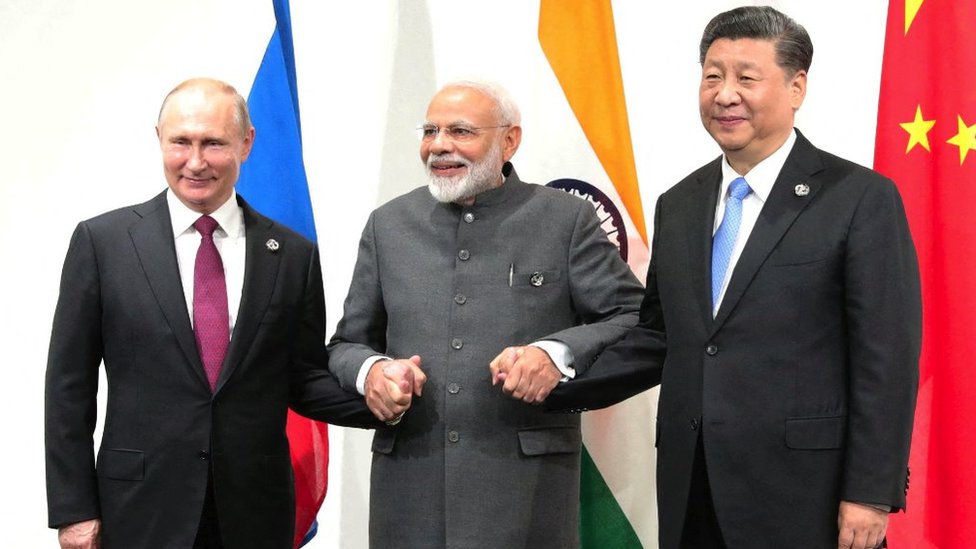 2019年6月28日，俄羅斯總統普京（左）、印度總理莫迪（中）和中國國家主席習近平在日本大阪舉行的G20峰會期間會晤時合影留念。