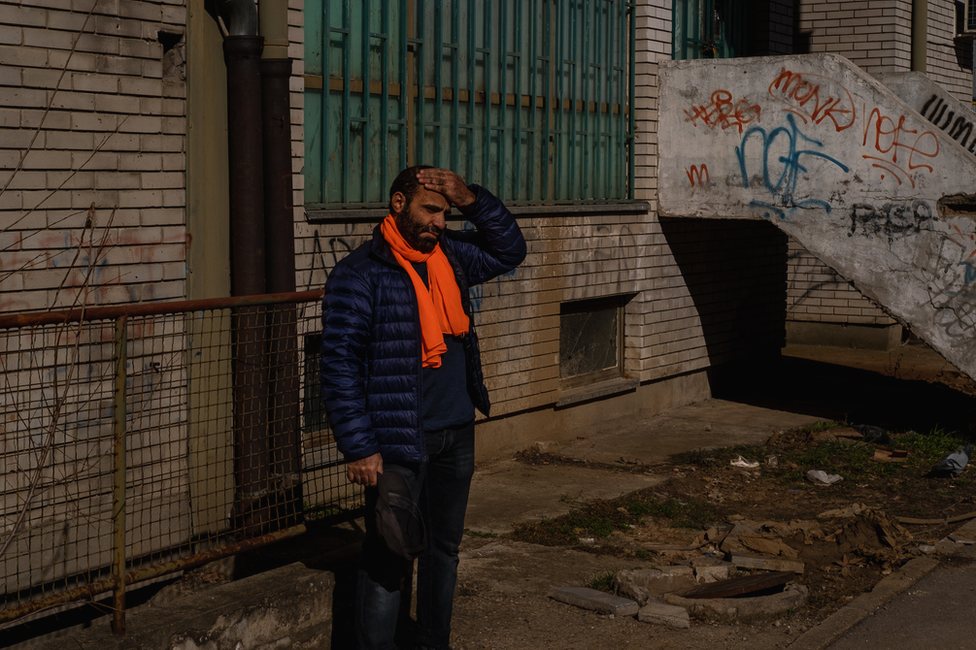 منصور الضيفي قرب شقته في بلغراد حيث أعيد اسكانه بعد اطلاق سراحه من غوانتانامو في 2016 (جول غونتر، بي بي سي)