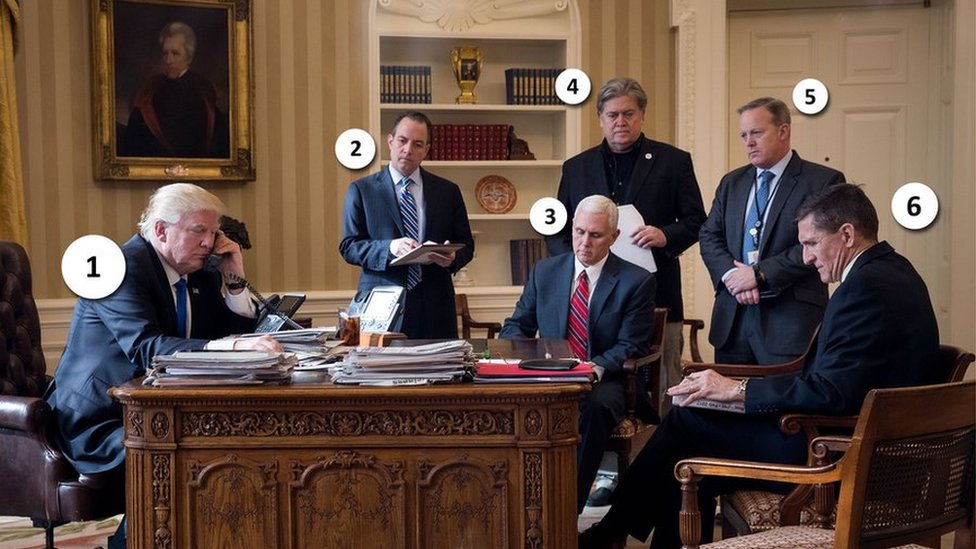 Cuatro de las seis personas que están en la foto ya no acompañan al presidente Donald Trump. El último en salir fue el jefe de estrategia, Steve Bannon. Trump, Priebus, Pence, Bannon, Spicer y Flynn en la Oficina Oval.