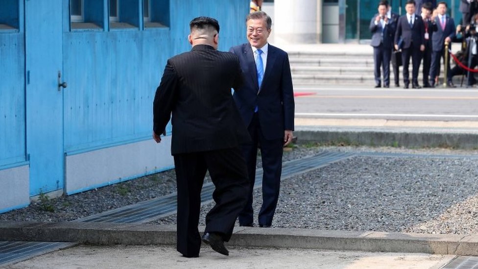 Kim Jong-un y Moon Jae-in se saludan.