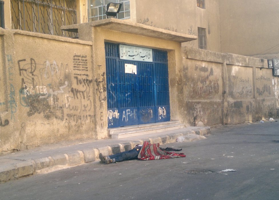 Telo leži na ulici u Damasku 2012.