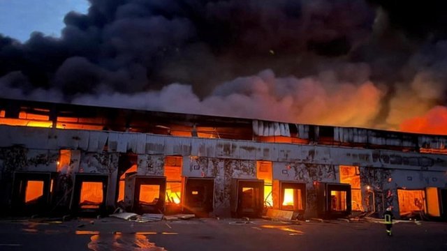 Un almacén de almacenamiento de alimentos congelados en la región de Kiev se incendió el sábado como resultado de los bombardeos, según los Servicios Estatales de Emergencia (SES) de Ucrania.