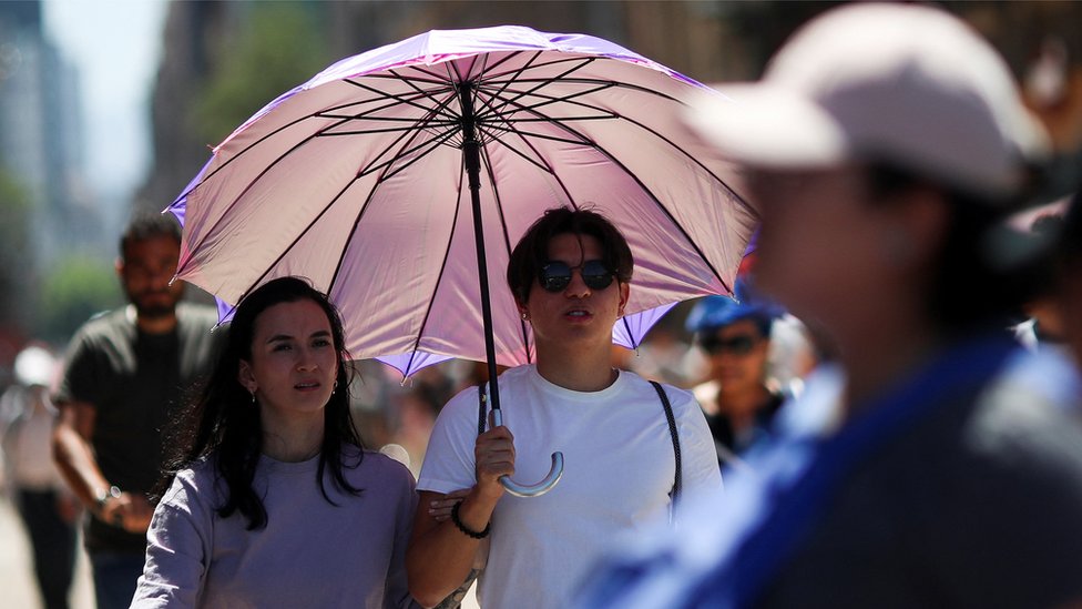 Dos personas bajo una sombrilla