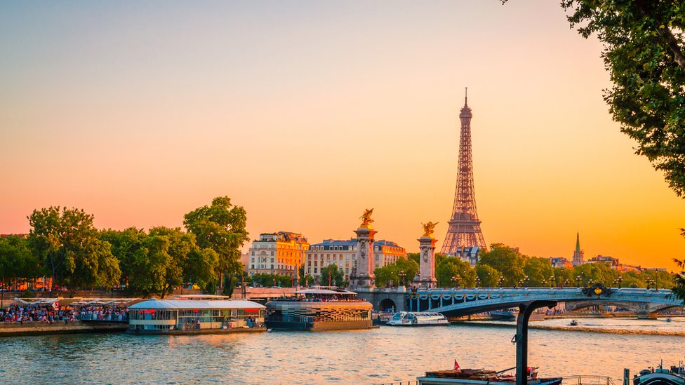 Torre Eiffel y atardecer en París.
