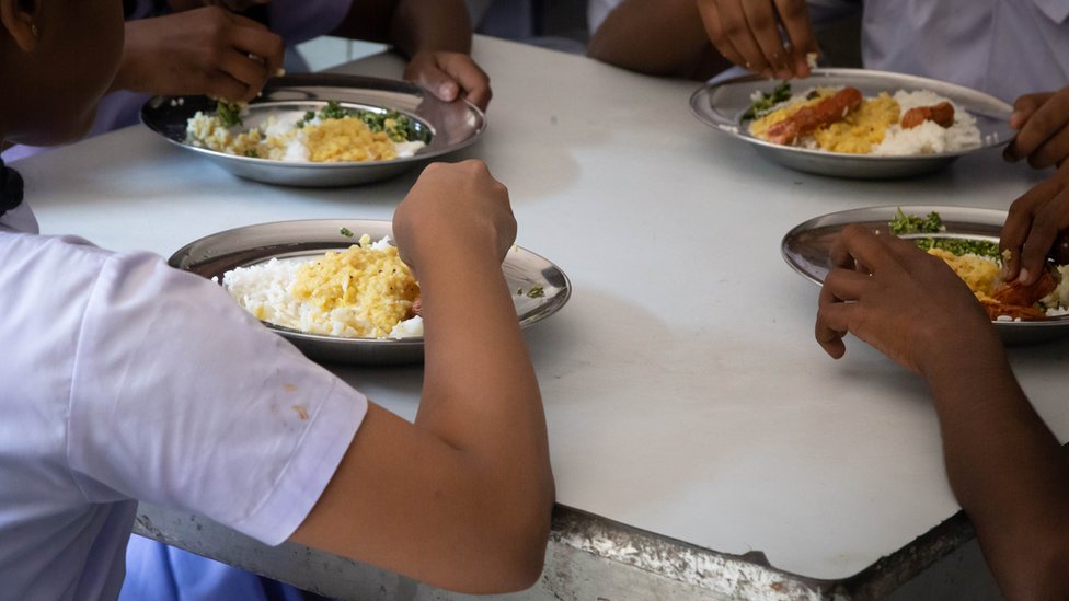 Anak-anak makan di lembaga amal Kristen Samata Sarana di Colombo