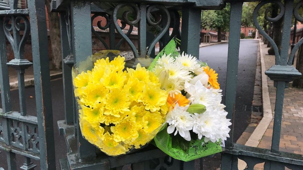 Цветочные дары, оставленные у ворот колледжа Святого Малахии в субботу