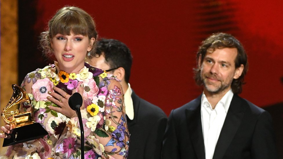 Taylor Swift recoge su Grammy a álbum del año por Folklore