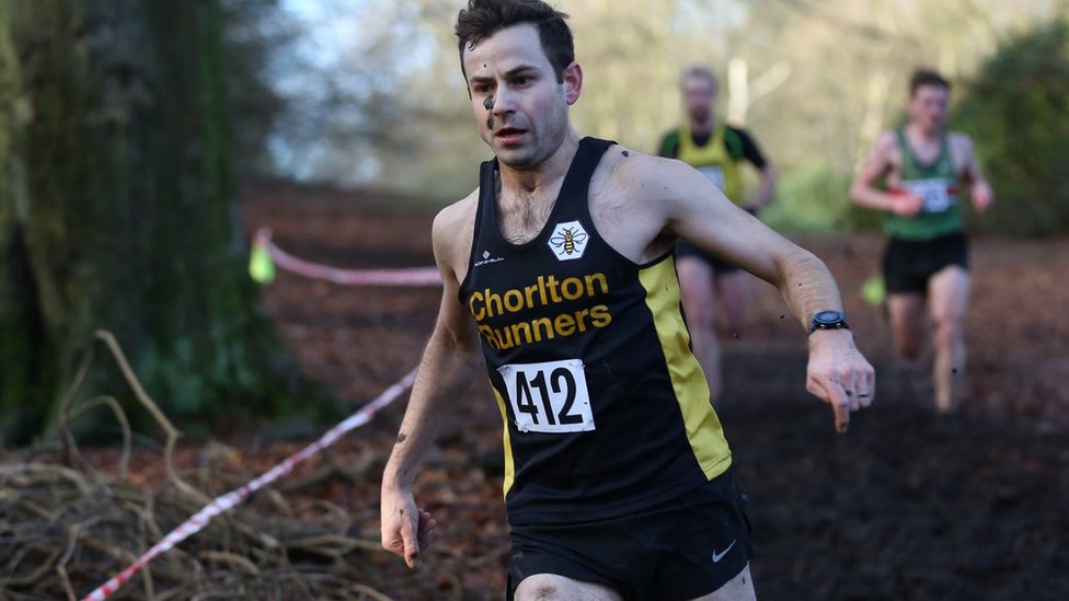 Дэвид Уайет принимает участие в гонке по пересеченной местности, одетый в жилет Chorlton Runners