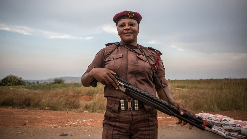 Группа Vigilante из Нигерии, член Barkin Ladi Division Сара Данг, 39 лет, охраняет контрольно-пропускной пункт в Баркин-Лади, Нигерия, в среду, 24 октября 2018 г.