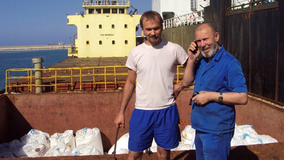 Борис Прокошев (справа), капитан судна «Росус», и боцман Борис Мусинчак позируют рядом с трюмом с аммиачной селитрой в порту Бейрута, Ливан, летом 2014 года