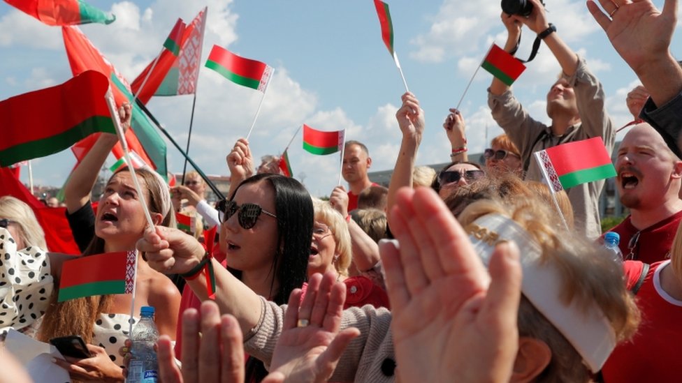 Partidarios del presidente Lukashenko manifestación en el centro de Minsk.