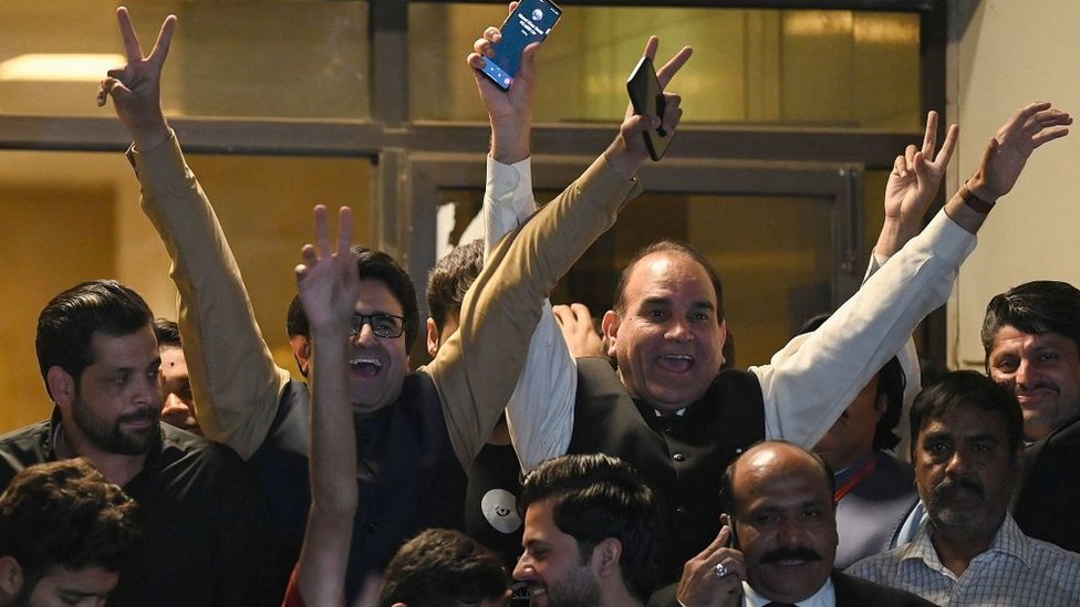 Partidarios de la oposición celebran frente al edificio de la Corte Suprema después de un veredicto judicial en Islamabad el 7 de abril de 2022.