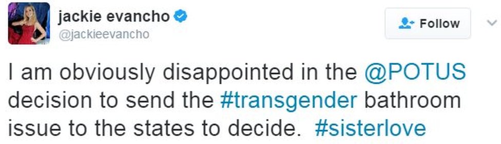 В твите певца Джеки Эванчо говорится: «Я, очевидно, разочарован решением @POTUS отправить вопрос # трансгендерного туалета в штаты для решения».