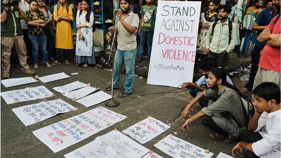 Акция протеста студентов Джадавпурского университета против домашнего насилия в отношении женщин прошла перед главным кампусом Джадавпурского университета