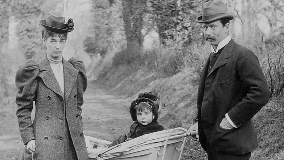Lady Evelyn, John Cobbold, dan anak mereka