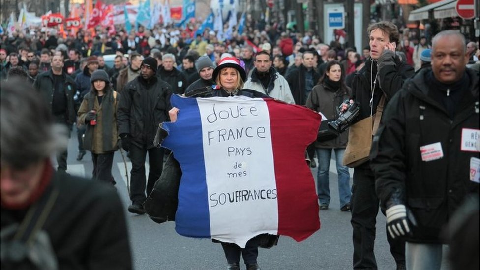 Демонстрация в Париже во время забастовки (29 января 2009 г.) - надпись гласит: «Милая Франция, земля моих болей»