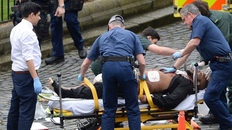 Халид Масуд лечится на месте нападения в Вестминстере