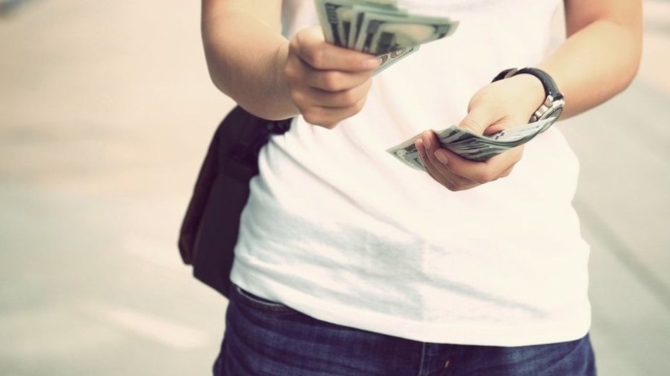 Mujer con dinero