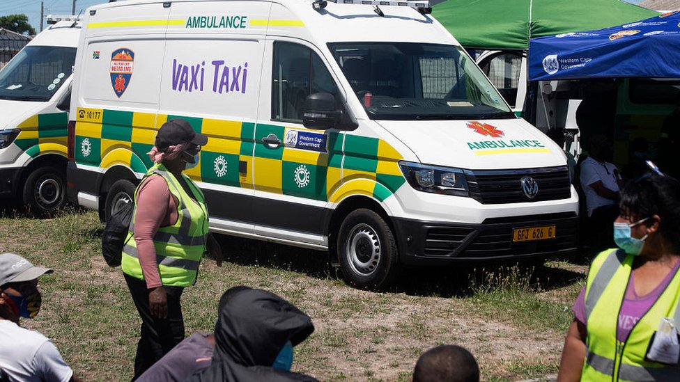 Ambulantno vozilo i ljudi koji čekaju u redu da bi se vakcinisali u Južnoj Africi
