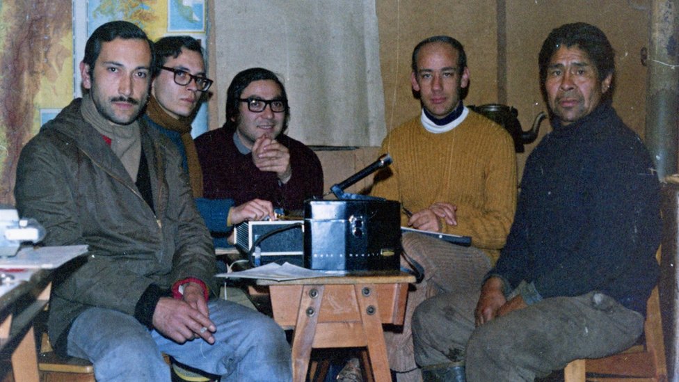 Oscar Aguilera (operando la grabadora) junto al equipo de investigación y un miembro kawésqar (el de más a la derecha) en Puerto Edén, 1975.